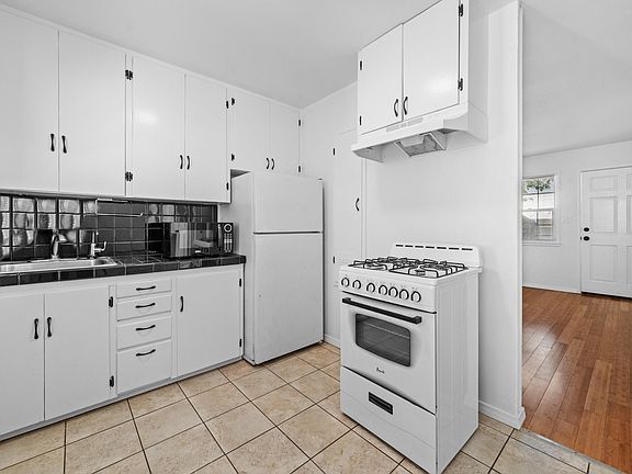 5th image of 11958 Rochester Ave #11958