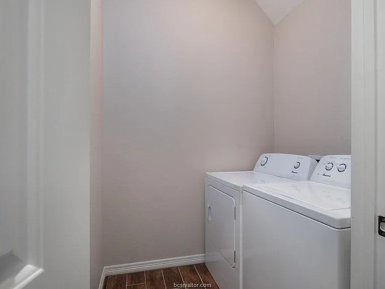 404 Ash St E — Photo 12