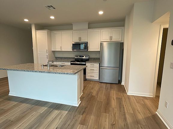 4th image of 3018 Glenmore St