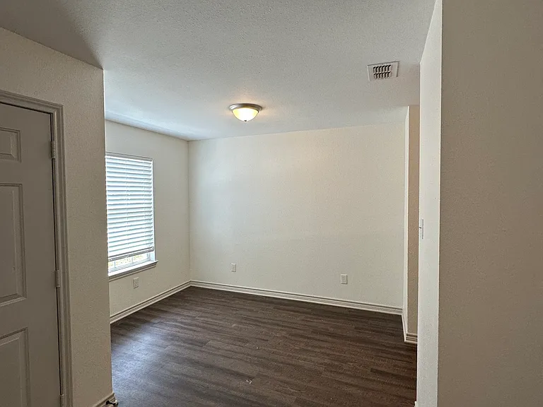 809 Sabine St — Photo 5