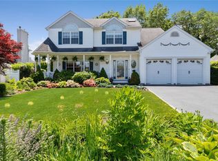 22 White Cliff Ln, Nesconset, NY 11767