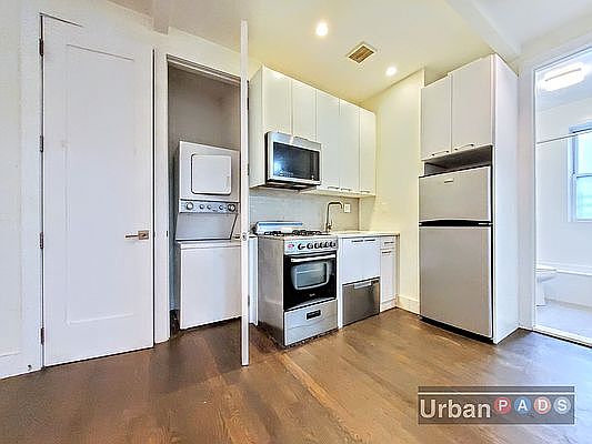 4th image of 975 Washington Ave APT 2G