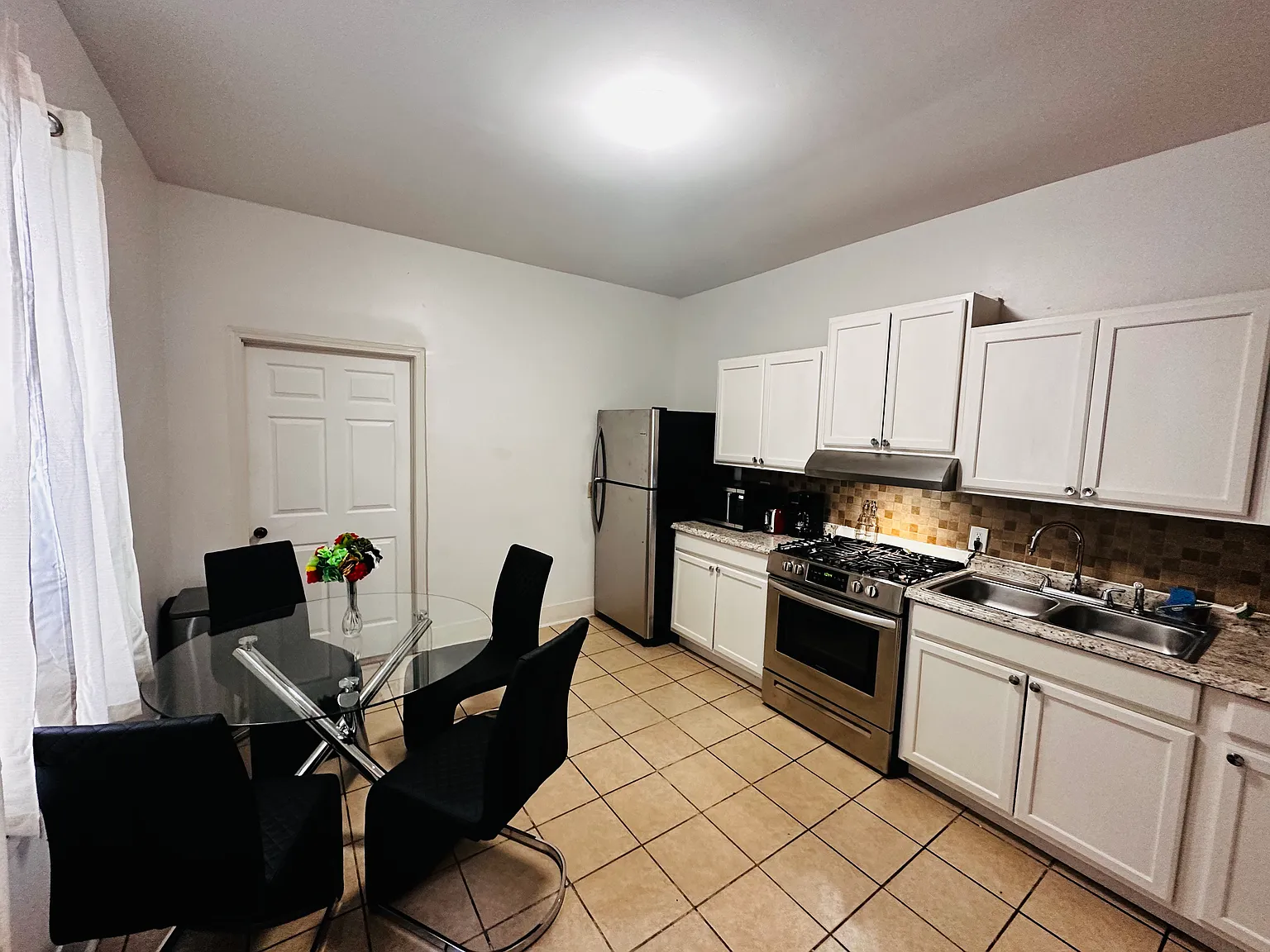 2 bed, 1000 sqft, $1,250 — Photo 2