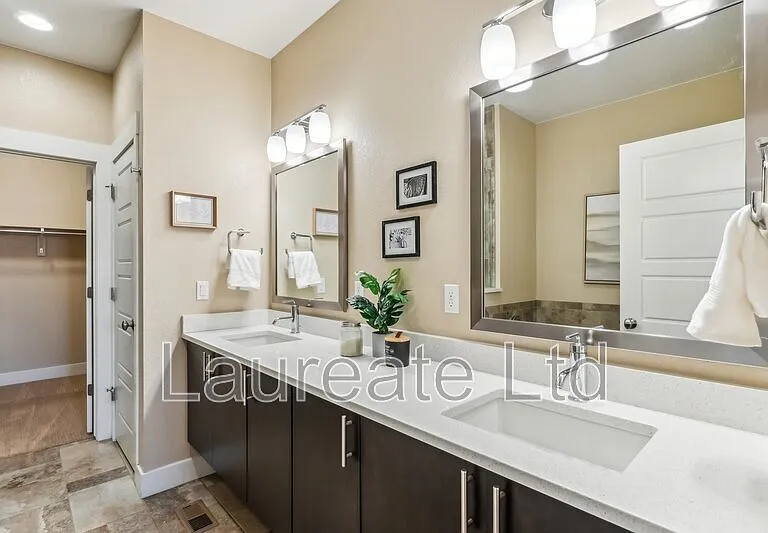 5438 Valentia St — Photo 12