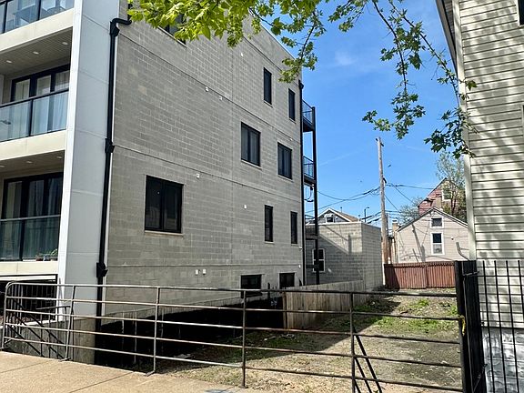 2nd image of 716 W 17th St