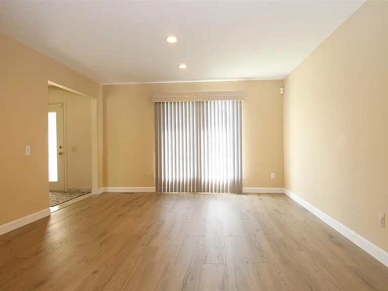 5590 Greenbriar Dr — Photo 9