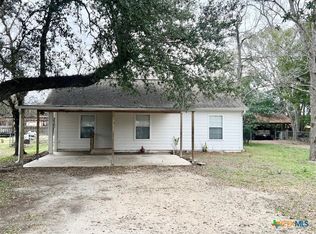 618 Fulton St, Edna, TX 77957