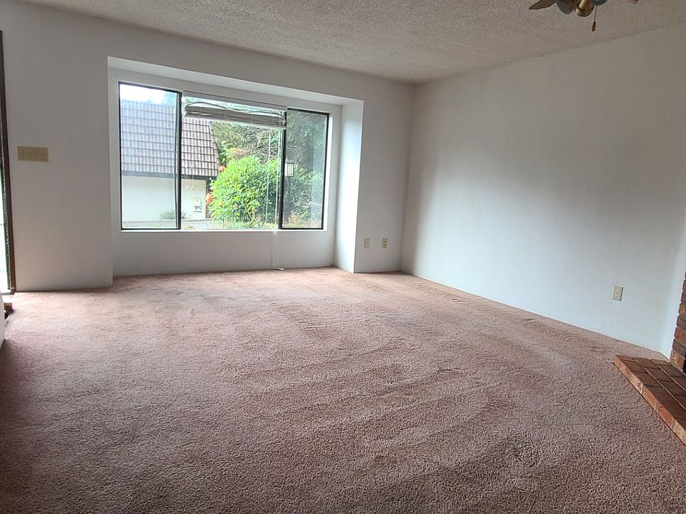 Spacious living room with fireplace
