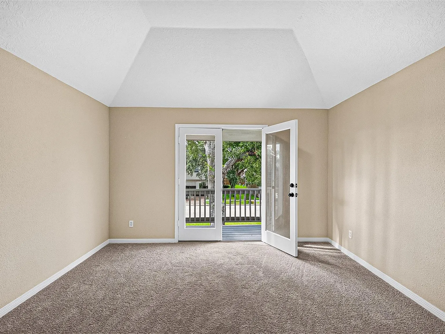 3 bed, 2.5 bath, 1920 sqft, $2,300 — Photo 2
