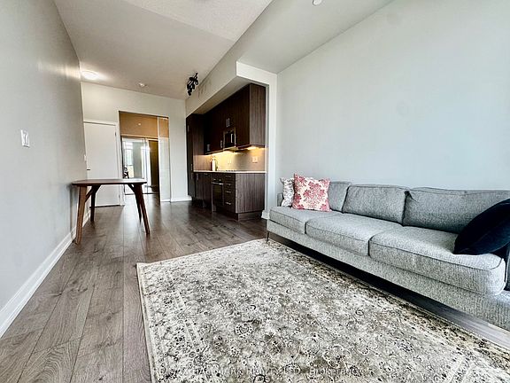 4th image of 297 College St #516