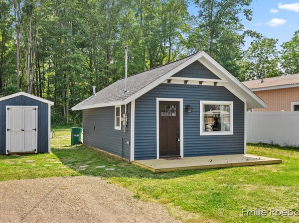 11809 Chateau Ct, Shelbyville, MI 49344