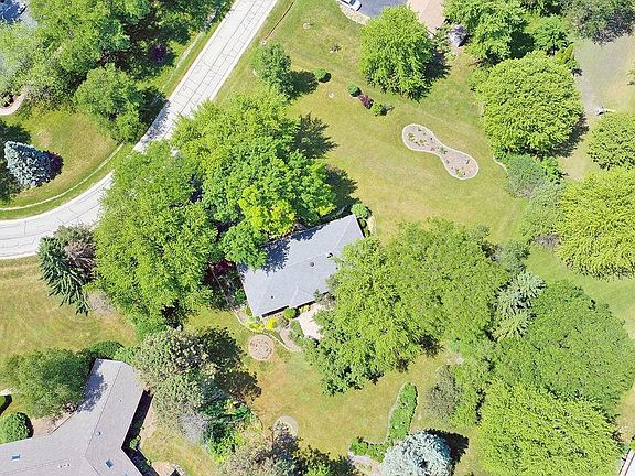 3rd image of 36 Lynn Dr