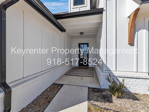 3rd image of 7104 S Kalanchoe Ave