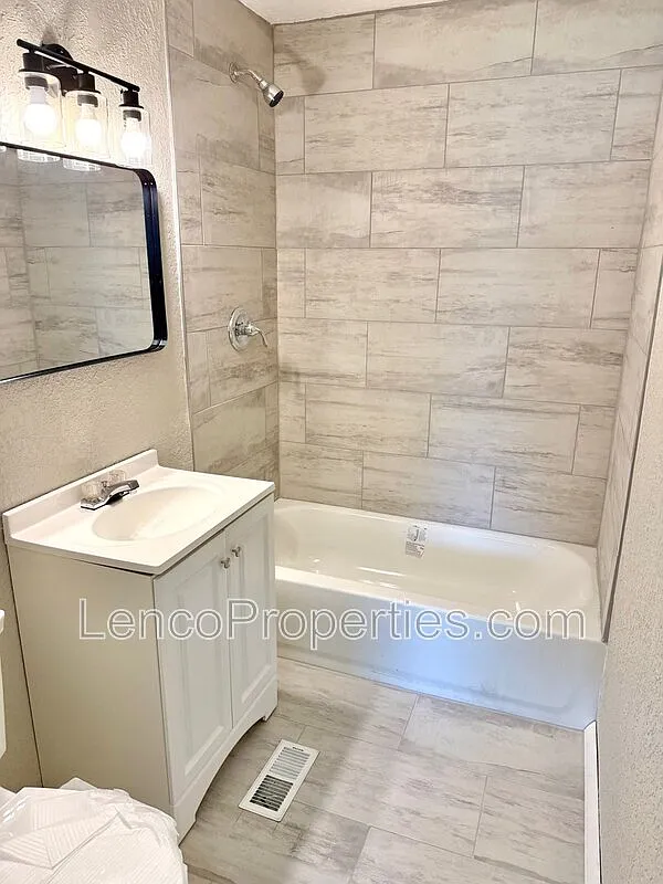 3 bed, 1.0 bath, 949 sqft, $1,145 — Photo 2