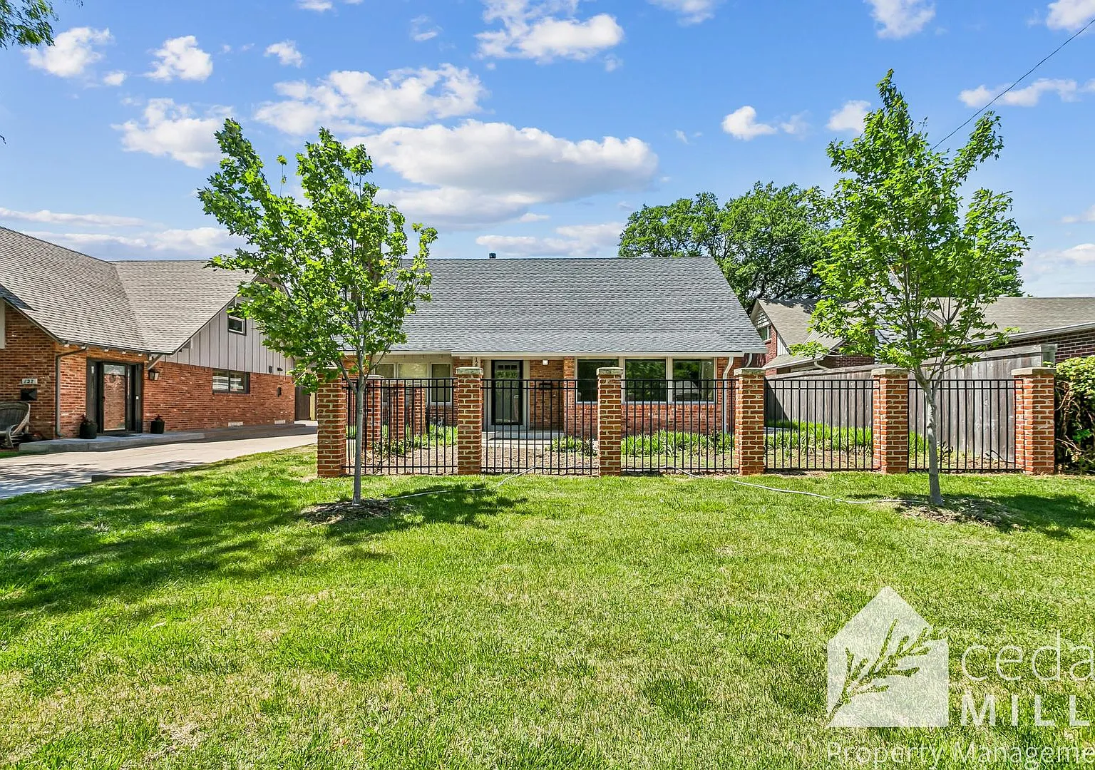 Mid Century Modern Gem In The Heart Of The Village Move In Special — Photo 1