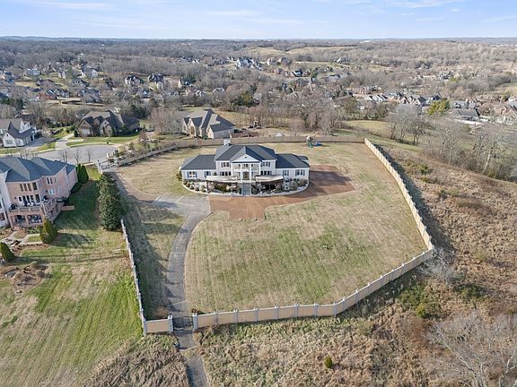 4th image of 201 Vineyard Way