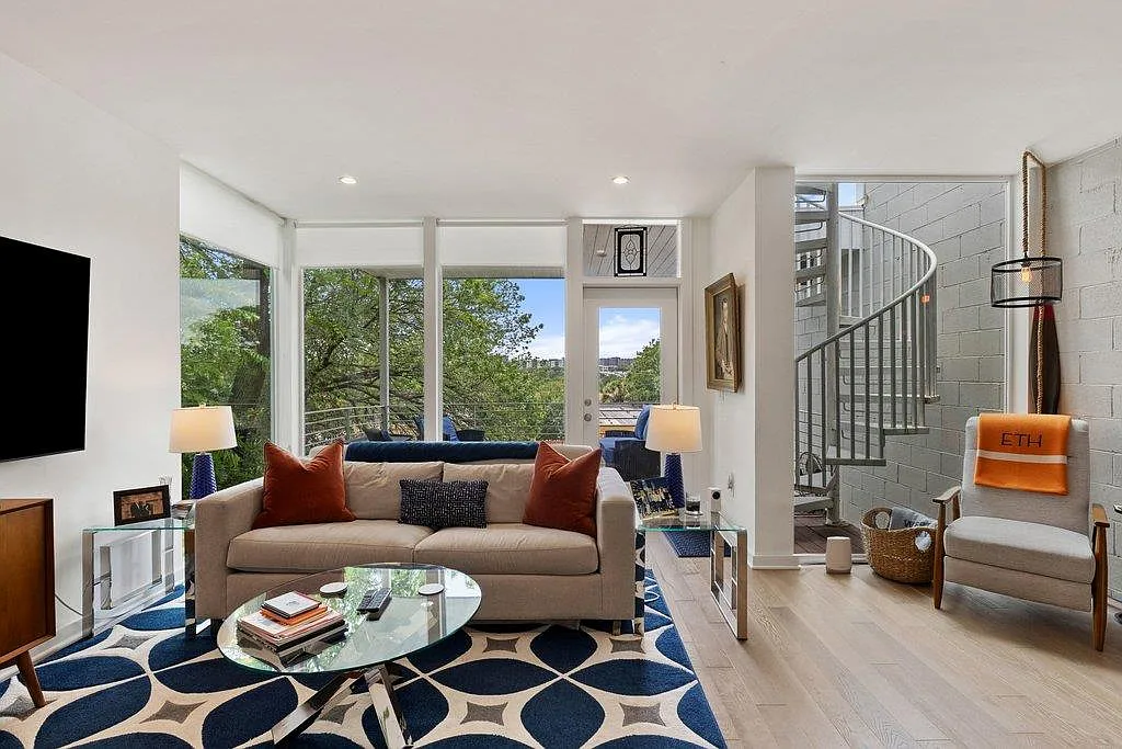 3 bed, 2.5 bath, 1519 sqft, $4,400 — Photo 3