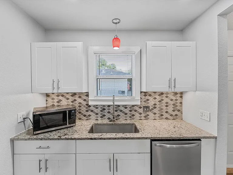 1119 Clinton St — Photo 12