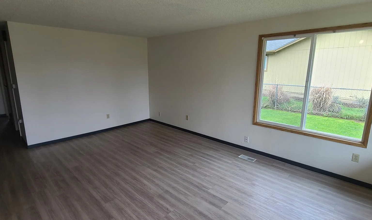 4 bed, 1.5 bath, 1200 sqft, $2,300 — Photo 3