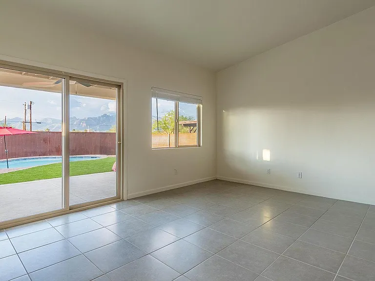 807 E Glenn St — Photo 5