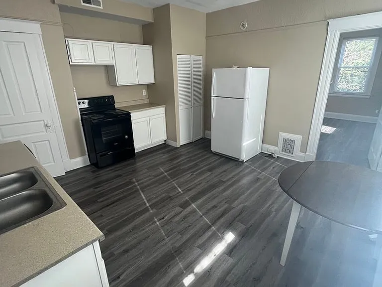 235 Emming St — Photo 10