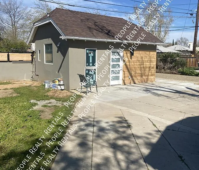 1504 Alta Vista Dr — Photo 1