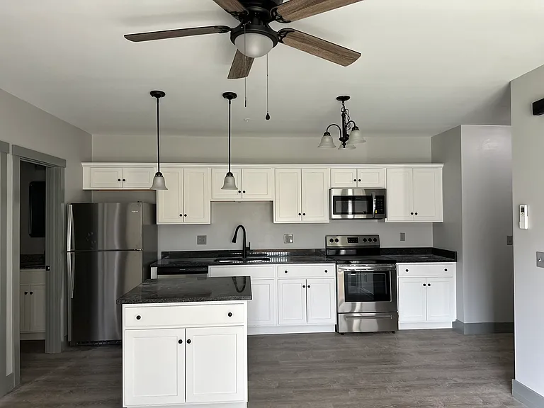 KITCHEN - GRANITE COUNTERS & STAINLESS APPLIANCES