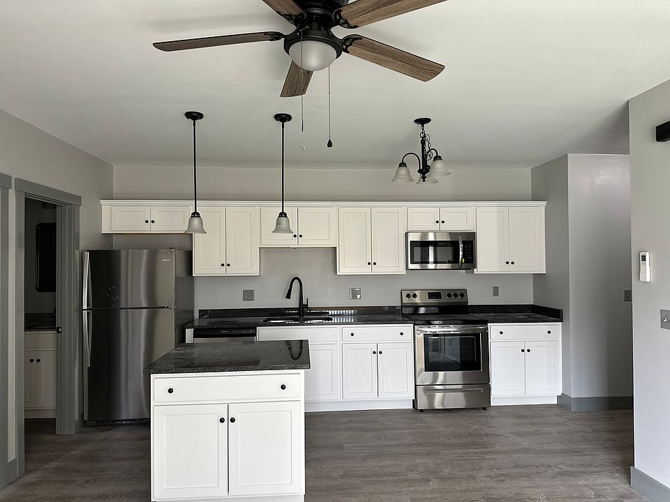 KITCHEN - GRANITE COUNTERS & STAINLESS APPLIANCES
