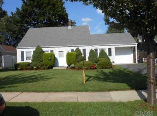 13 Oaktree Ln, Levittown, NY 11756