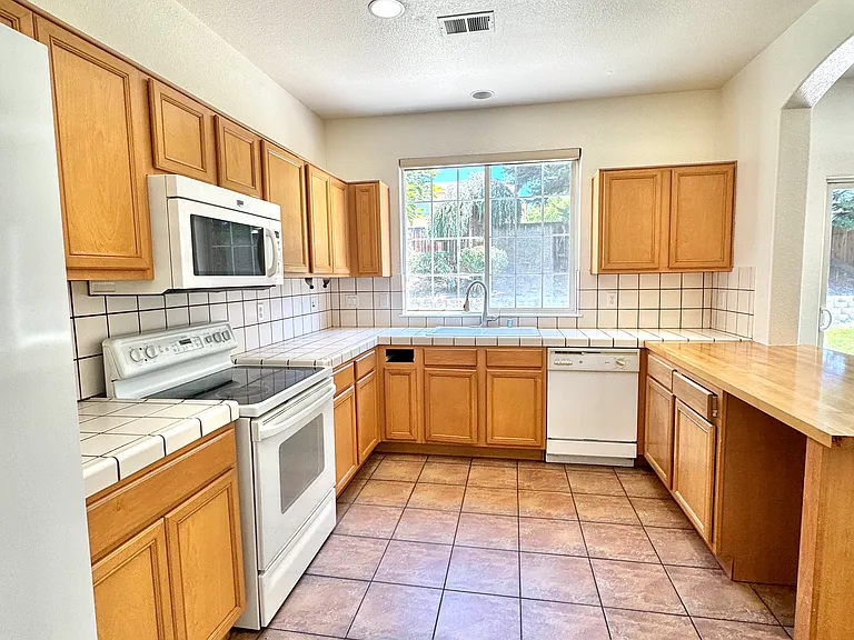 2520 Napoli Dr — Photo 5