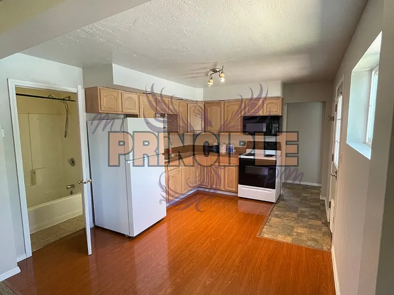 2021 Johns Ave — Photo 8