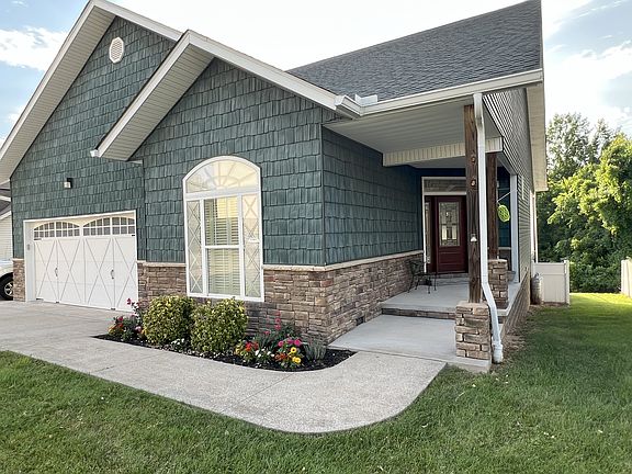 2nd image of 129 W Country Club Dr
