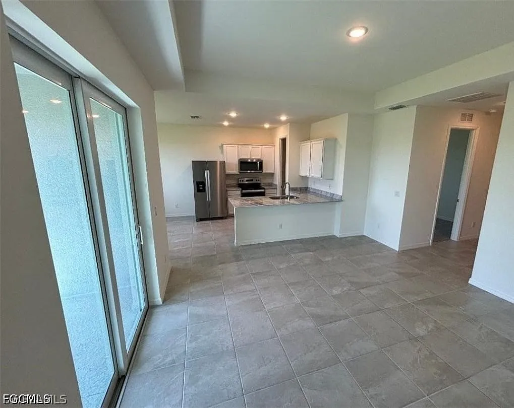 3 bed, 2.0 bath, 1427 sqft, $2,200 — Photo 3