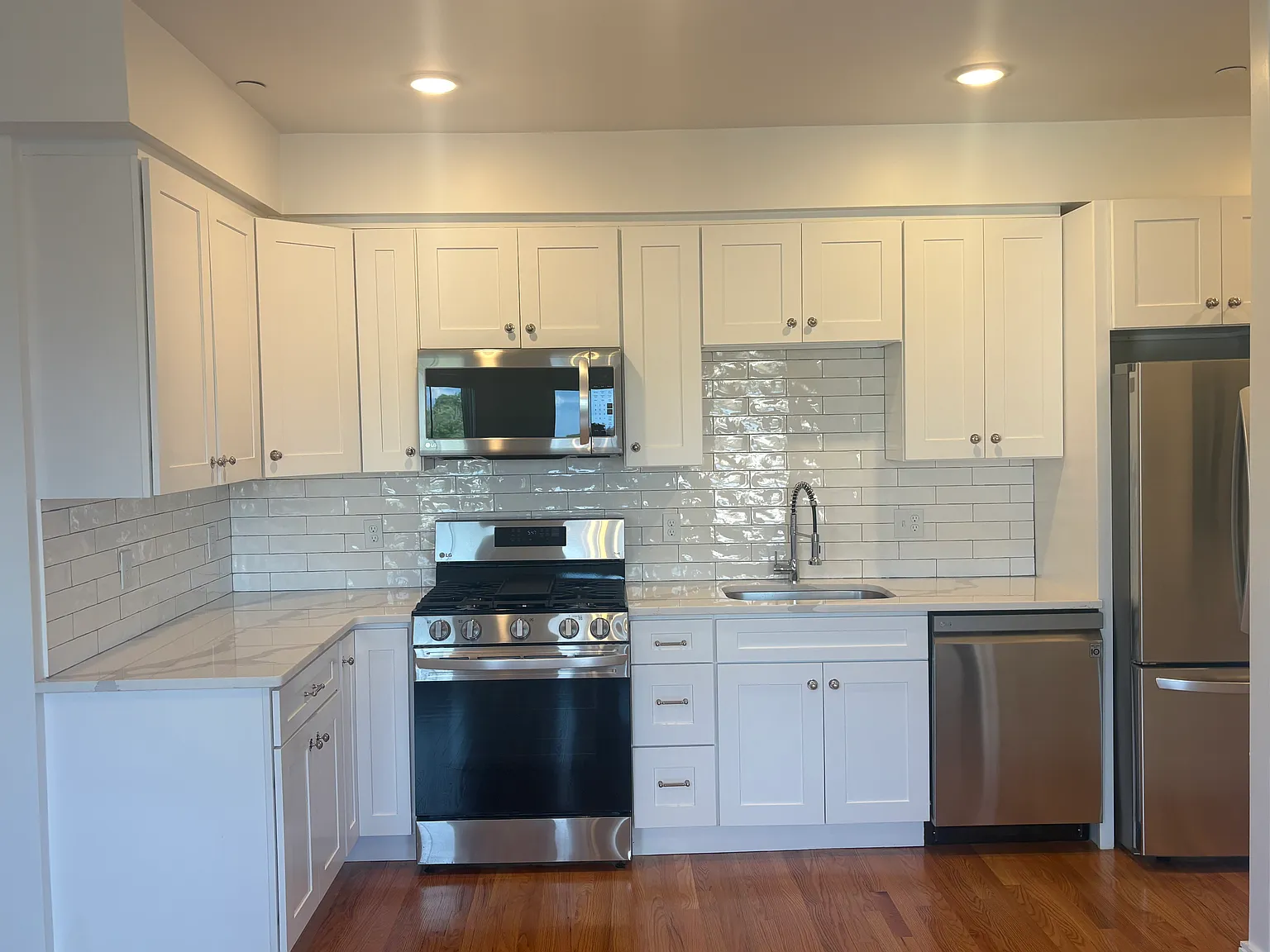 2 bed, 880 sqft, $3,100 — Photo 3