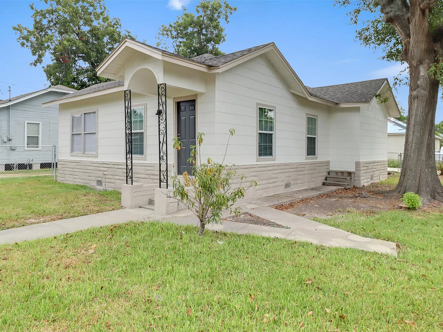 4 bed, 2.0 bath, 1648 sqft, $2,100 — Photo 1