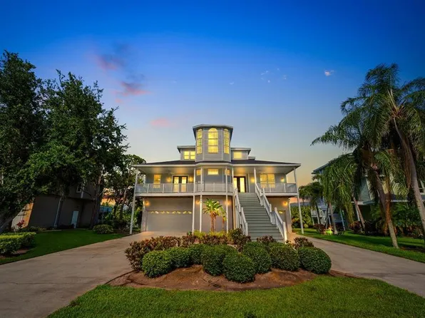 921 Point Seaside Dr, Crystal Beach, FL 34681