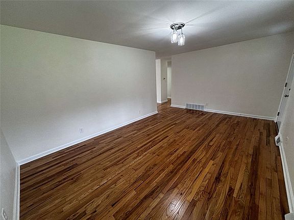 5th image of 112 Greenwood Dr
