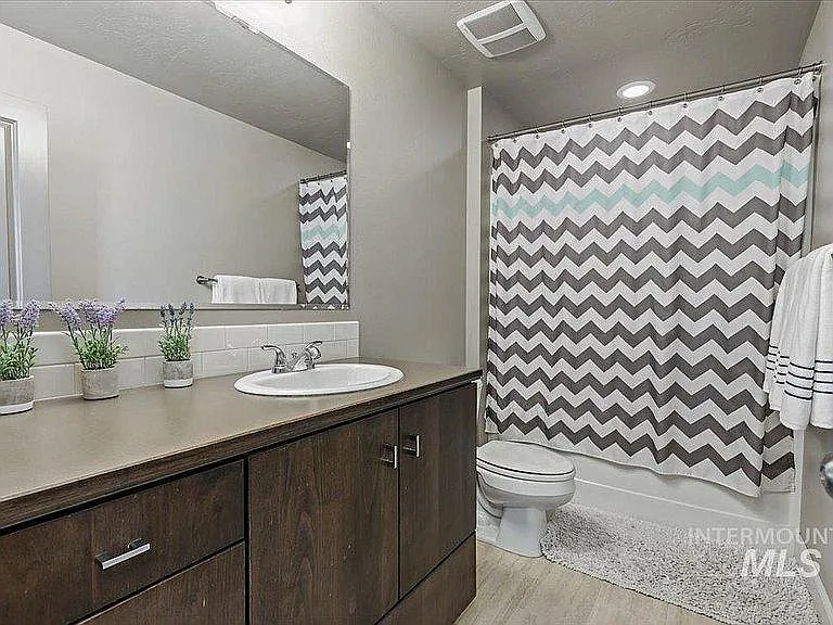 273 W Valentino St — Photo 18