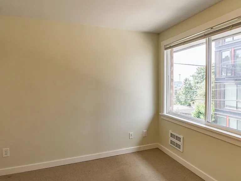 2211 Franklin Ave E — Photo 16