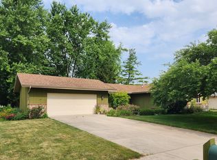 1203 Broadmoor Dr, Bloomington, IL 61704