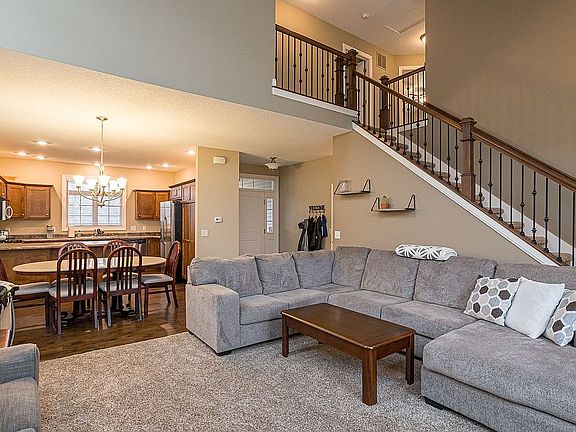 4th image of 15 College Hill Cir