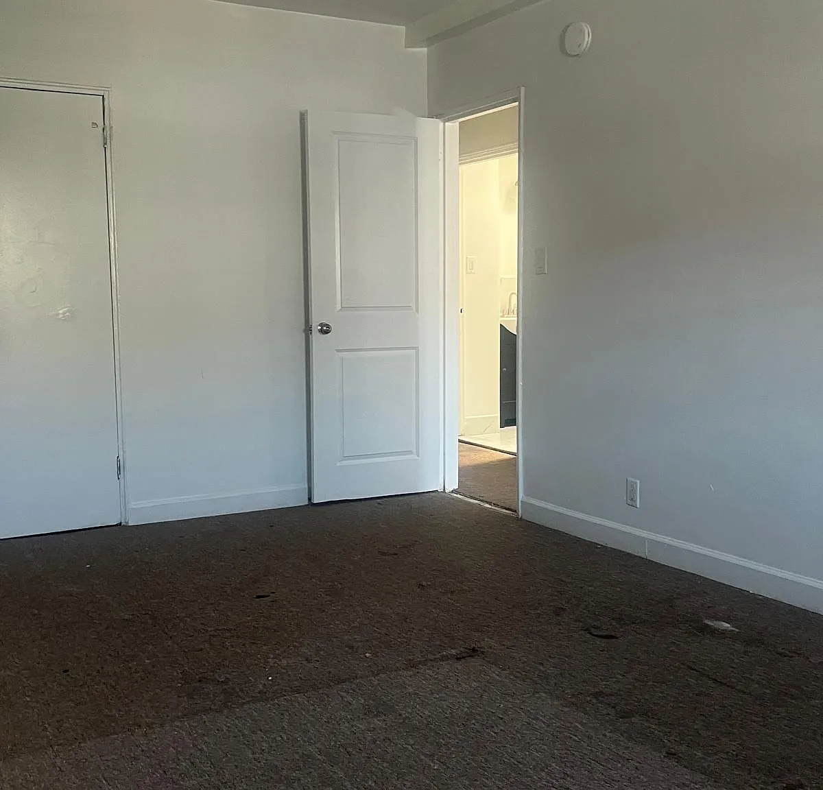 3 bed, 1000 sqft, $3,811 — Photo 3