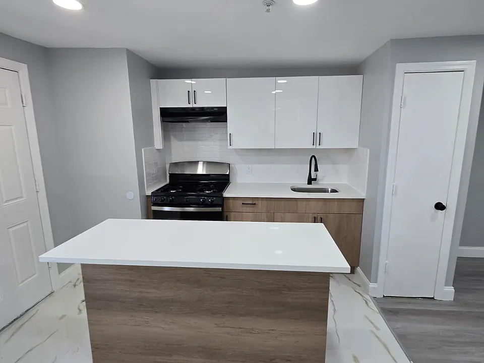 97 Eaton Pl #3L