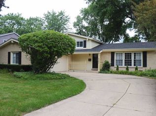 562 E Mill Valley Rd, Palatine, IL 60074