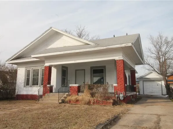 910 W 9th St, Coffeyville, KS 67337