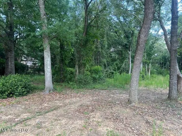 8818 Manoo Pl, Diamondhead, MS 39525