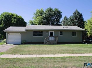 329 NW 9th St, Madison, SD 57042