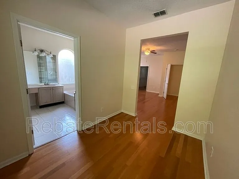 8907 Hampton Landing Dr E — Photo 36