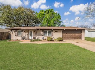 2638 Crestbrook Ln, Grand Prairie, TX 75052