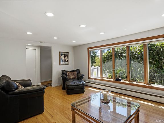 5th image of 32 Meadow Ridge Road